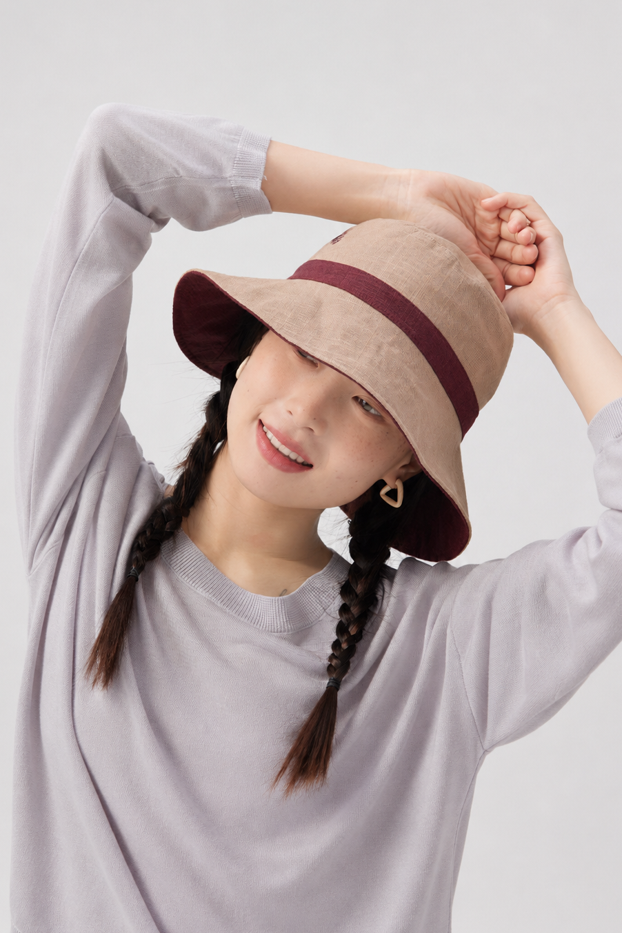 Melba Lane – Tinos tan reversible sun hat with a burgundy band, front view with the wide brim shading the face