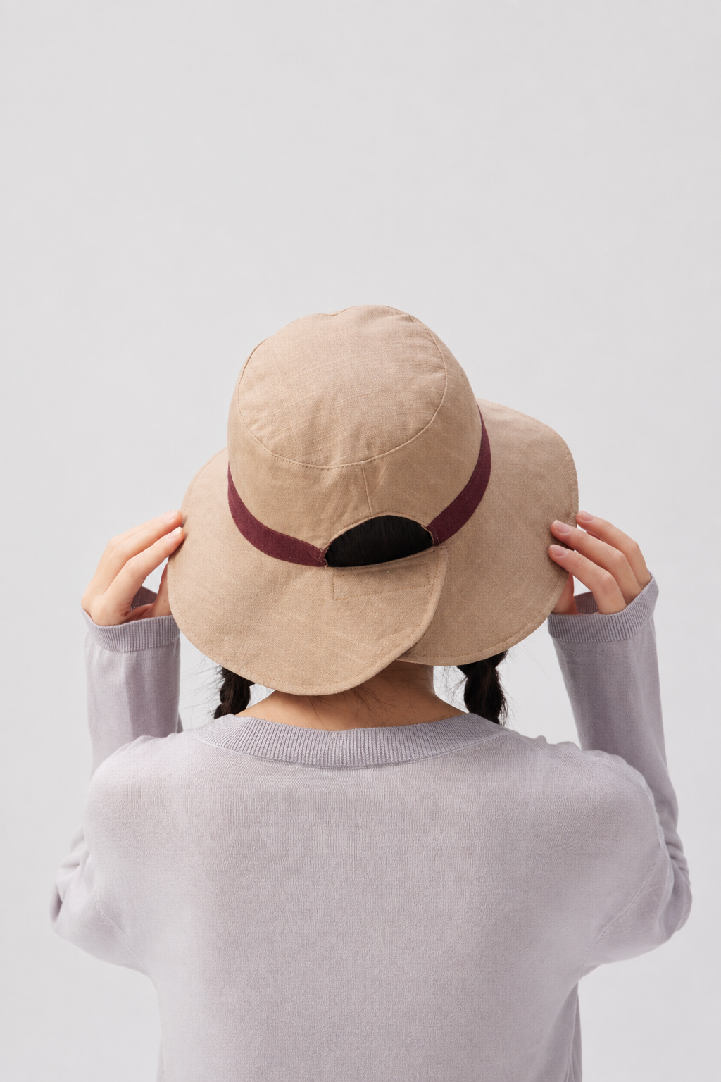 Melba Lane – Tinos tan side of the reversible sun hat from the back, burgundy band and split brim visible